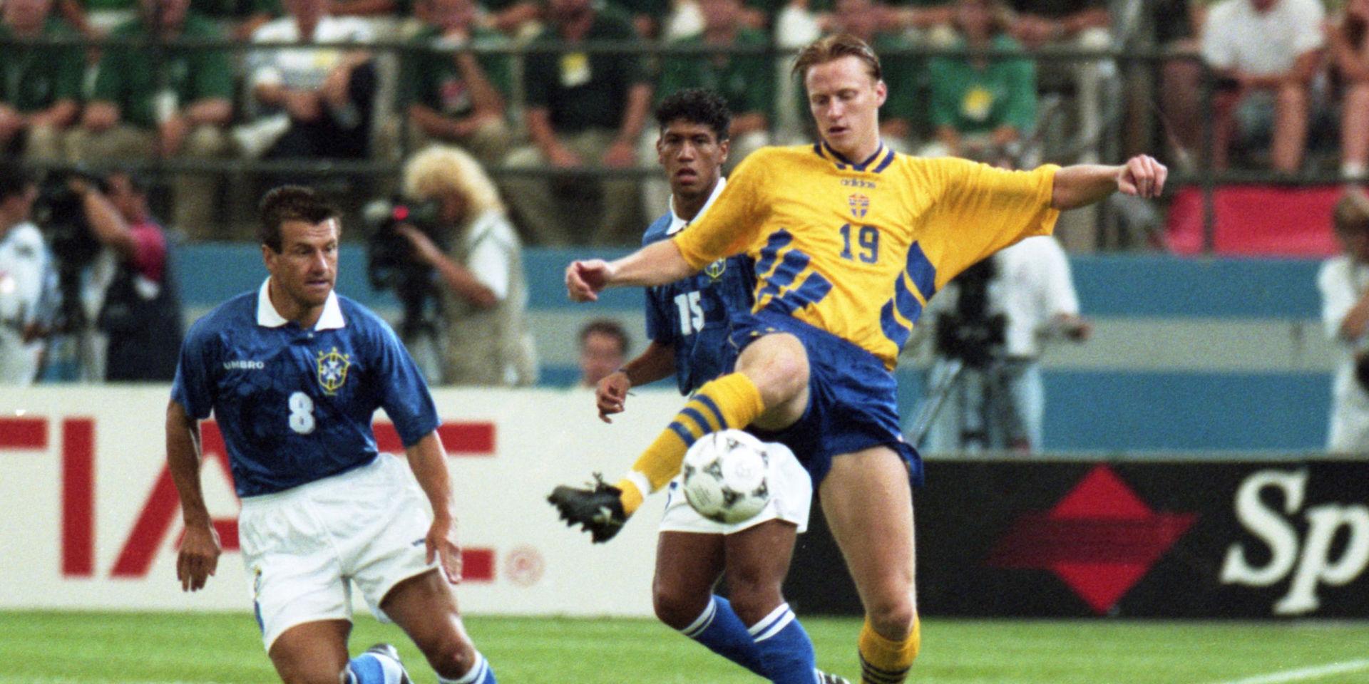 Kennet Andersson tar hand om bollen framför ögonen på Dunga i Brasilien. Gruppspelsmatchen mellan länderna i VM 1994 slutade 1-1 med Kennet som blågul målskytt.