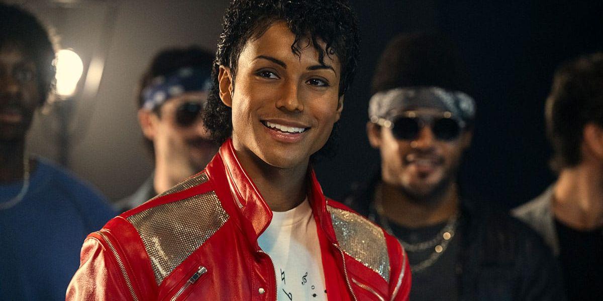 Bild: Jaafar Jackson i rollen som Michael Jackson, i röd jacka