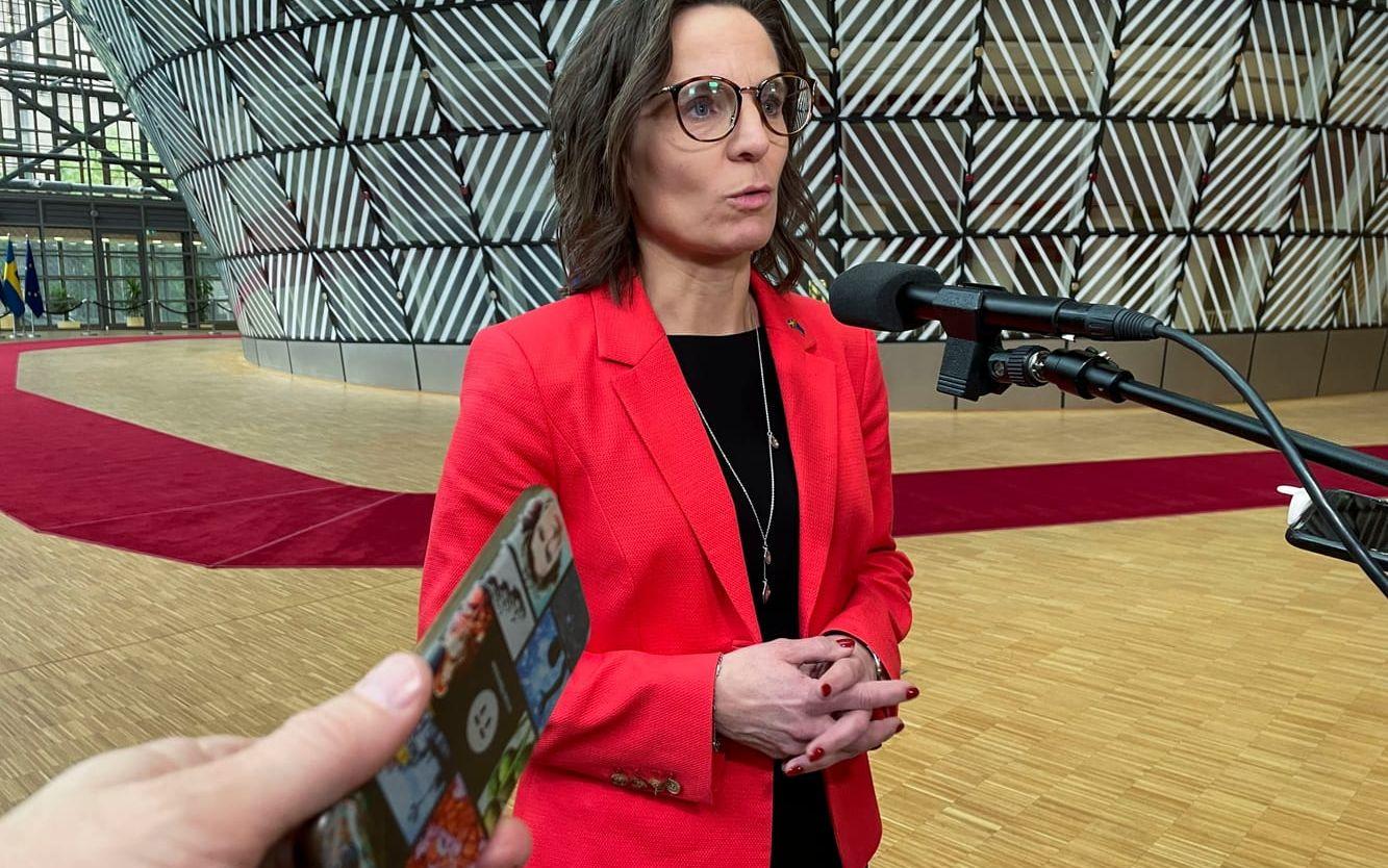 EU-minister Jessika Roswall (M) på väg in till fredagens ministermöte i Bryssel.