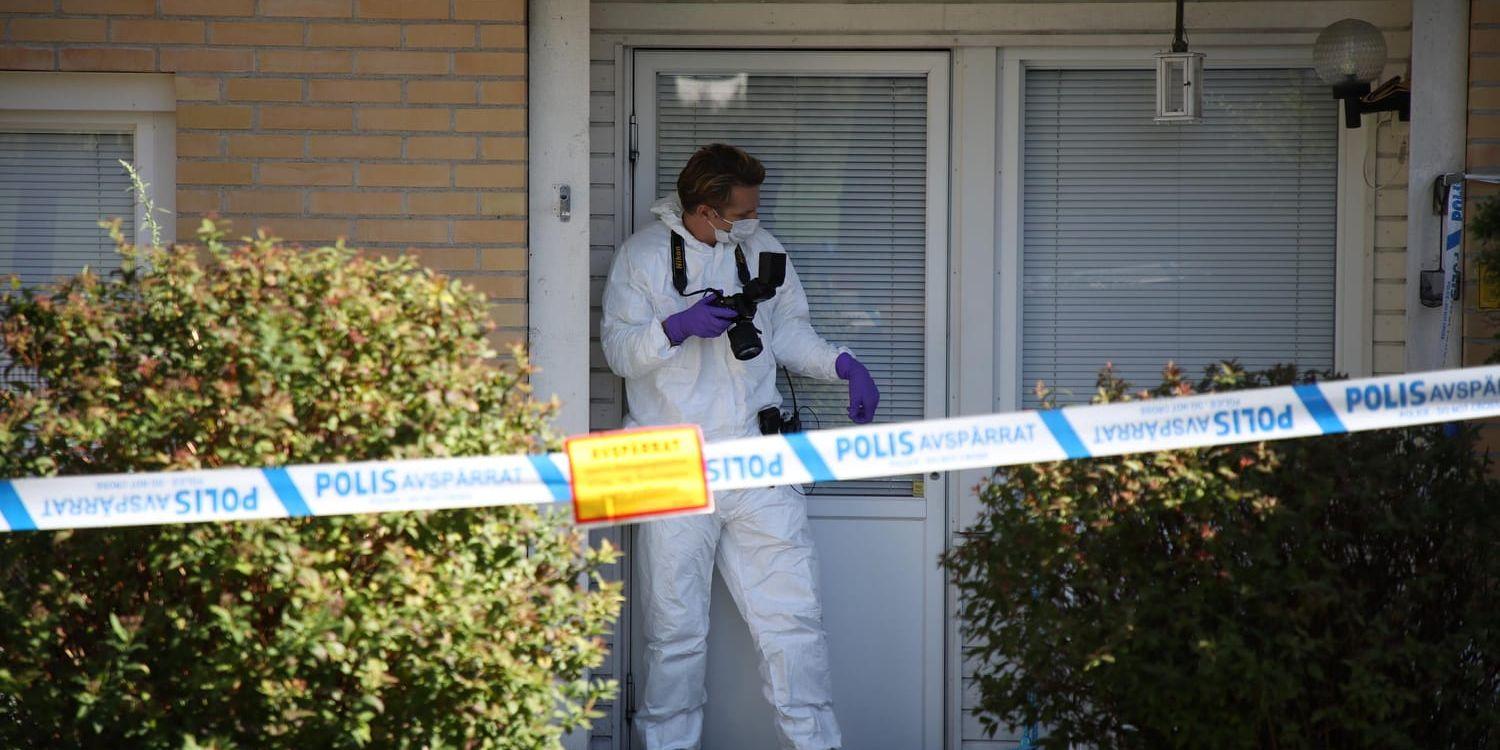 Polis vid lägenheten där en man dödade sin hustru och deras två barn i Västra Frölunda i september.