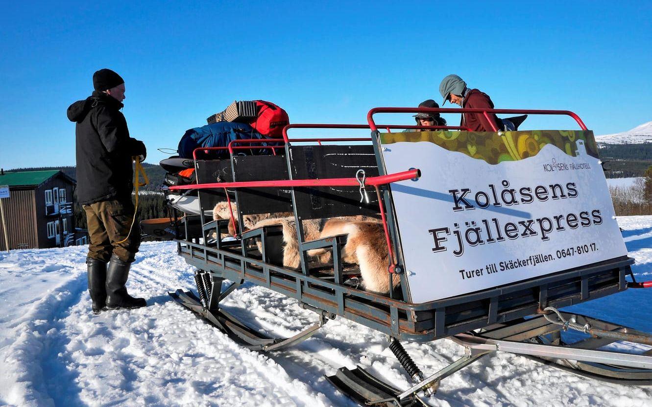 Kollektivtransport på snö. Micke och Anna Blyckert, som driver Kolåsens fjällpensionat, försöker styra verksamheten mot mer skidor och mindre skoter. Ett sätt är att erbjuda kollektiv skotertransport för skidåkarna in till Skäckerfjällens naturreservat.