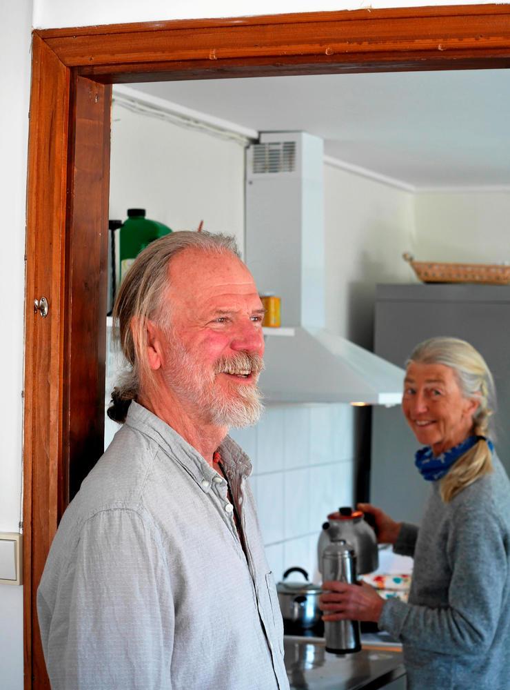 Kollektivmys. Kolåsens fjällpensionat har också ett vandrarhem som inbjuder till umgänge i det gemensamma köket. Magnus Hörlin och Sigrid Eriksson är tillbaka för andra året i rad för att gå på tur i lugn och ro.