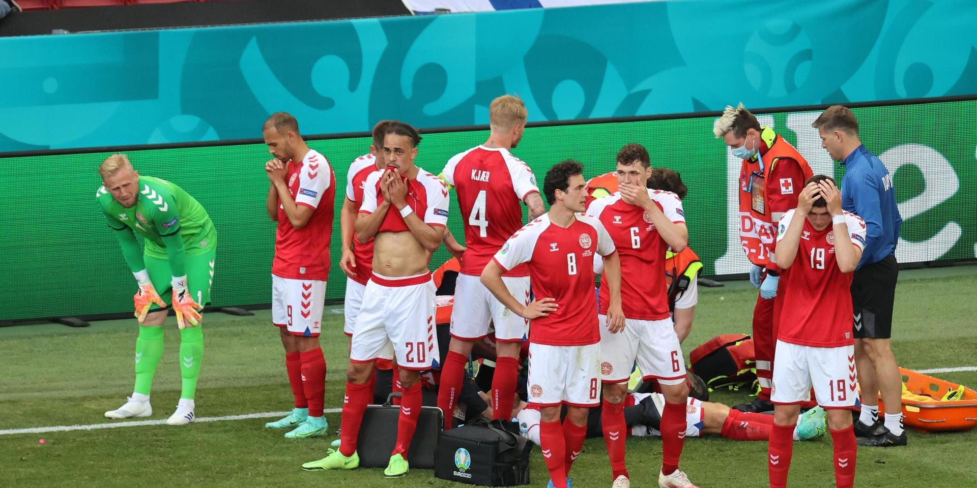Danska spelare gråter när Christian Eriksen får vård efter hjärtstilleståndet på lördagskvällen. Matchen avslutades. Danmark förlorade. Vad händer nu? 