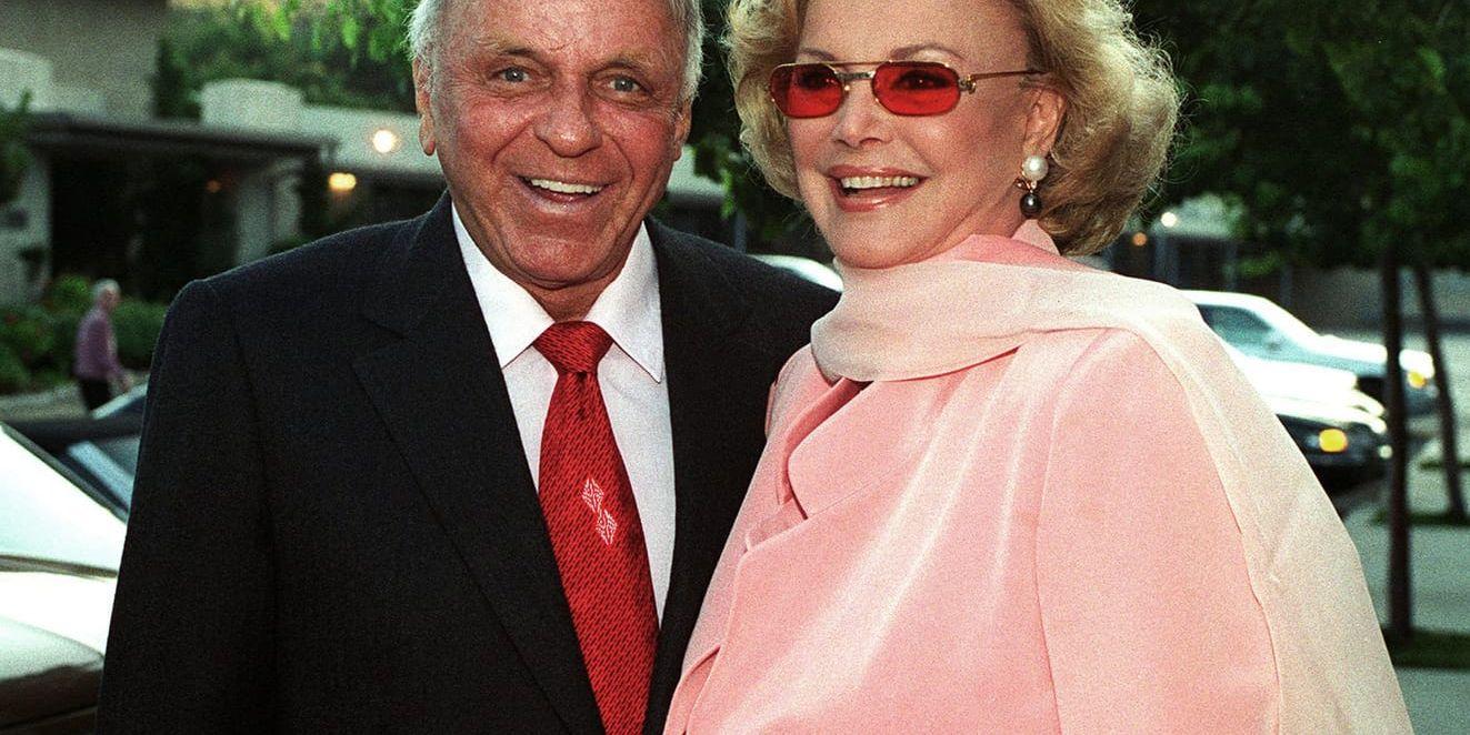 De äkta makarna Frank och Barbara Sinatra 1996. Arkivbild.