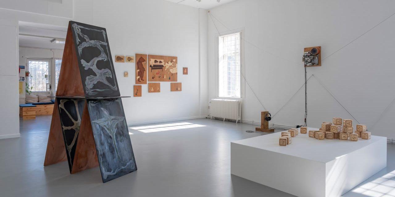 Verk (från vänster) av Frida Gällblad, Veronica Odsvik, Antonio Fryk och Hana Zeneli på Galleri Konstepidemin. 