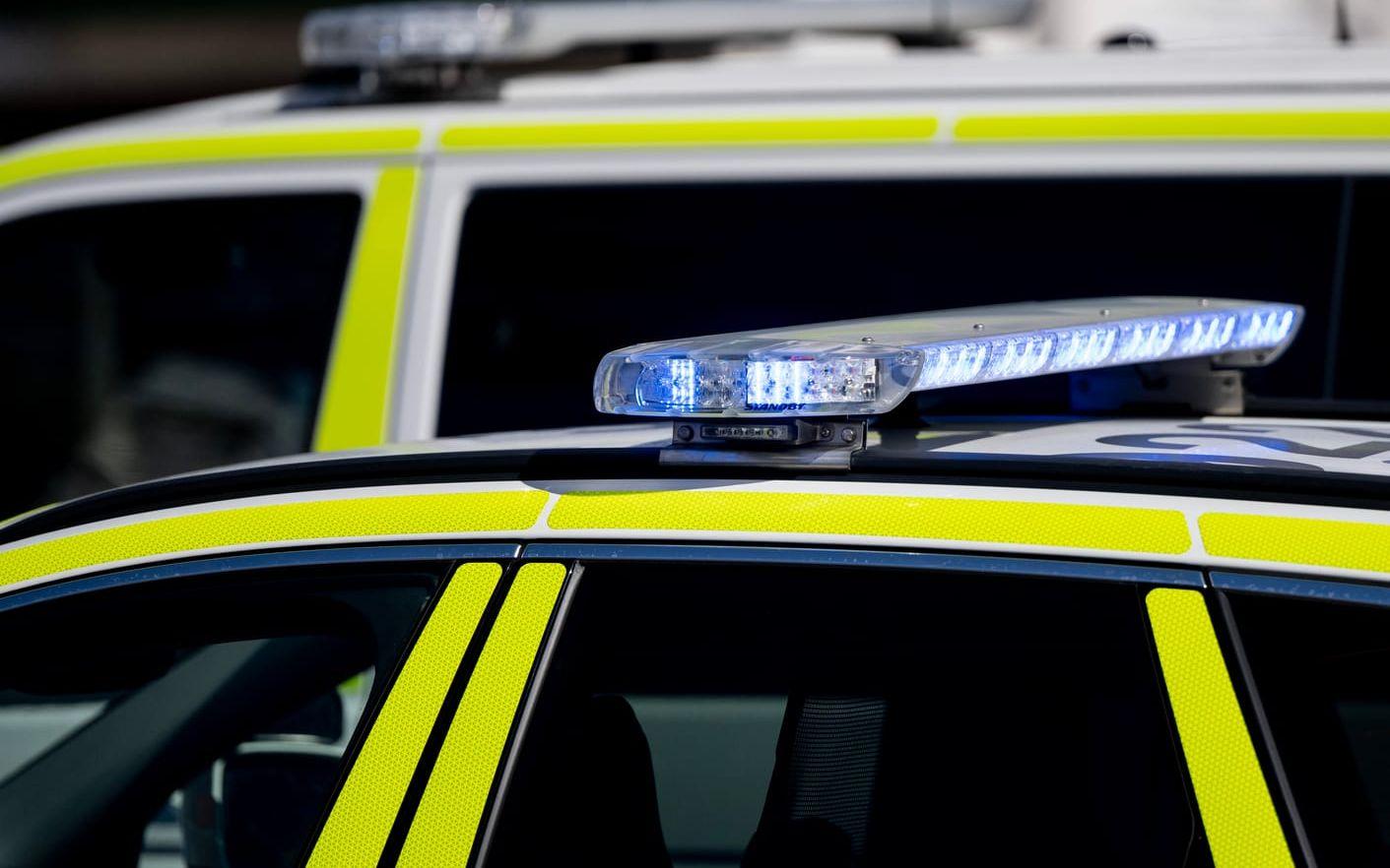 Polisen larmades sedan en kvinna blivit skadad på en skola. En man har gripits. Arkivbild.