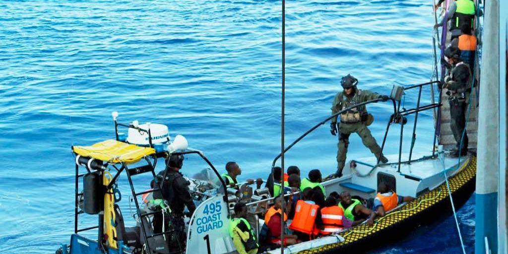Svenska kustbevakningen räddar migranter utanför Libyens kust förra året.