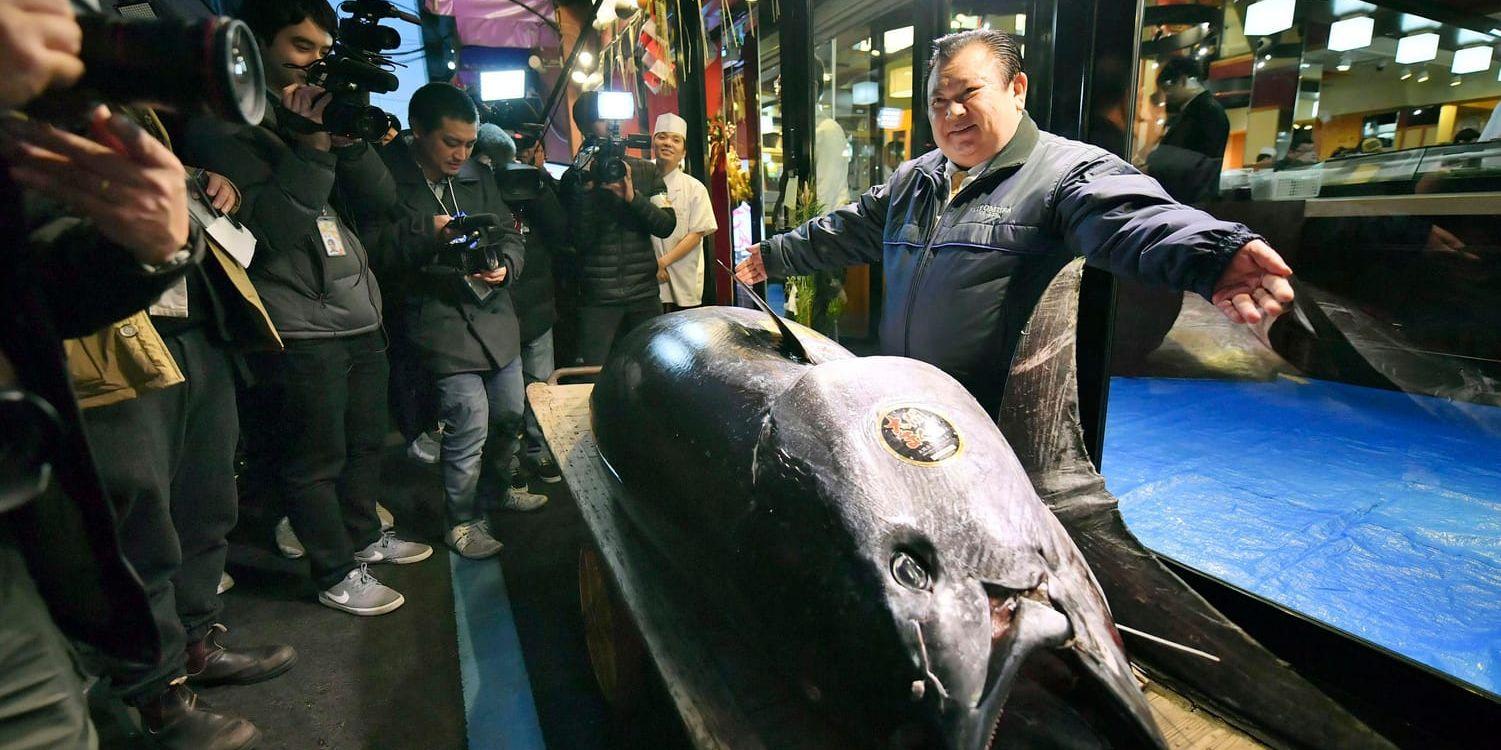 Restaurangägaren Kiyoshi Kimura köpte en 278 kilo tung blåfenad tonfisk för motsvarande 28 miljoner kronor vid årets första fiskauktion i Tokyo.