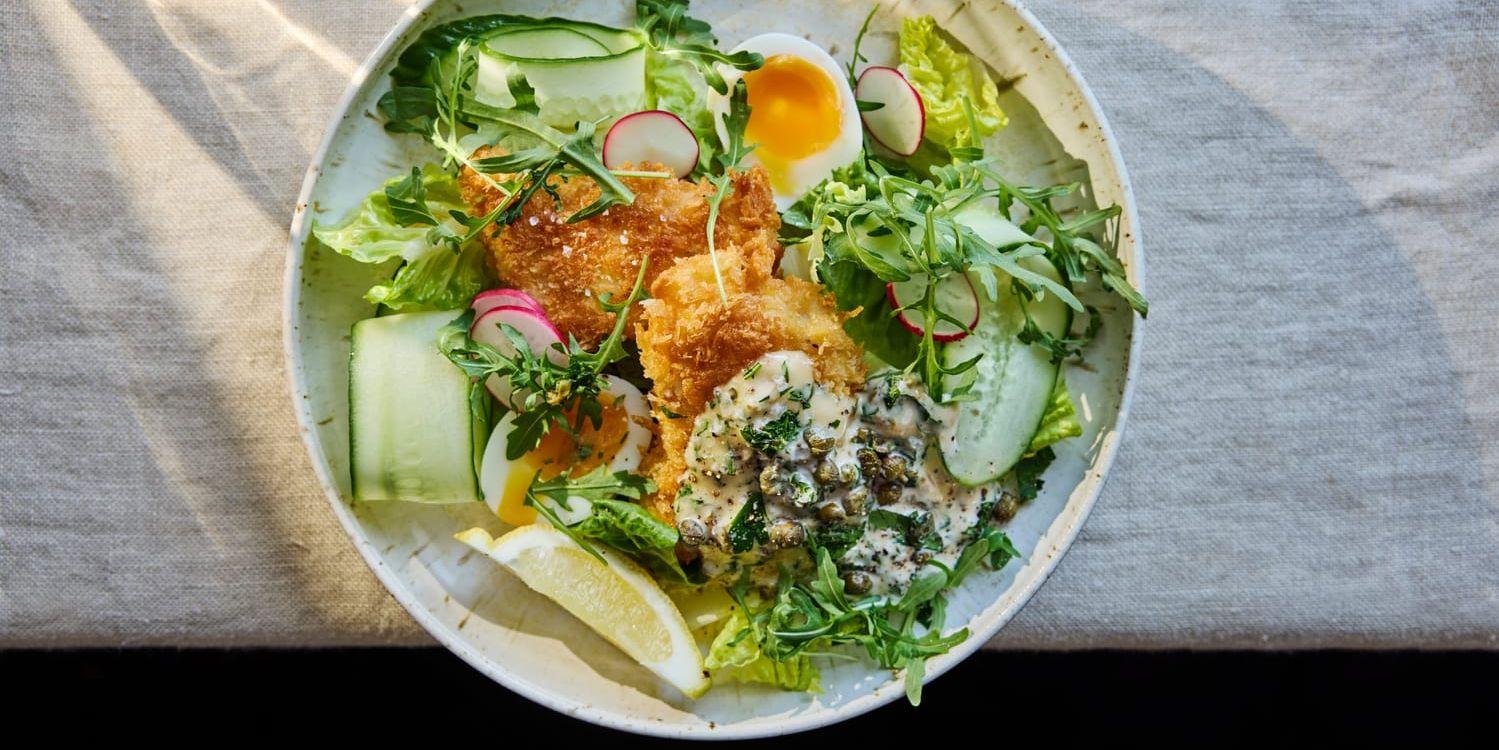 Pankopanerad kolja med romansallad, sardellkräm, tunt hyvlad gurka och rädisor.
