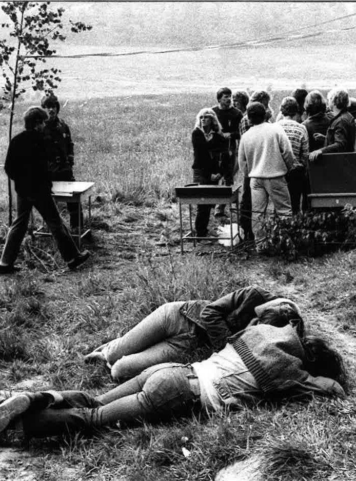 Körpehölsfestivalen 2 juni 1981. Några vilar upp sig i gräset.