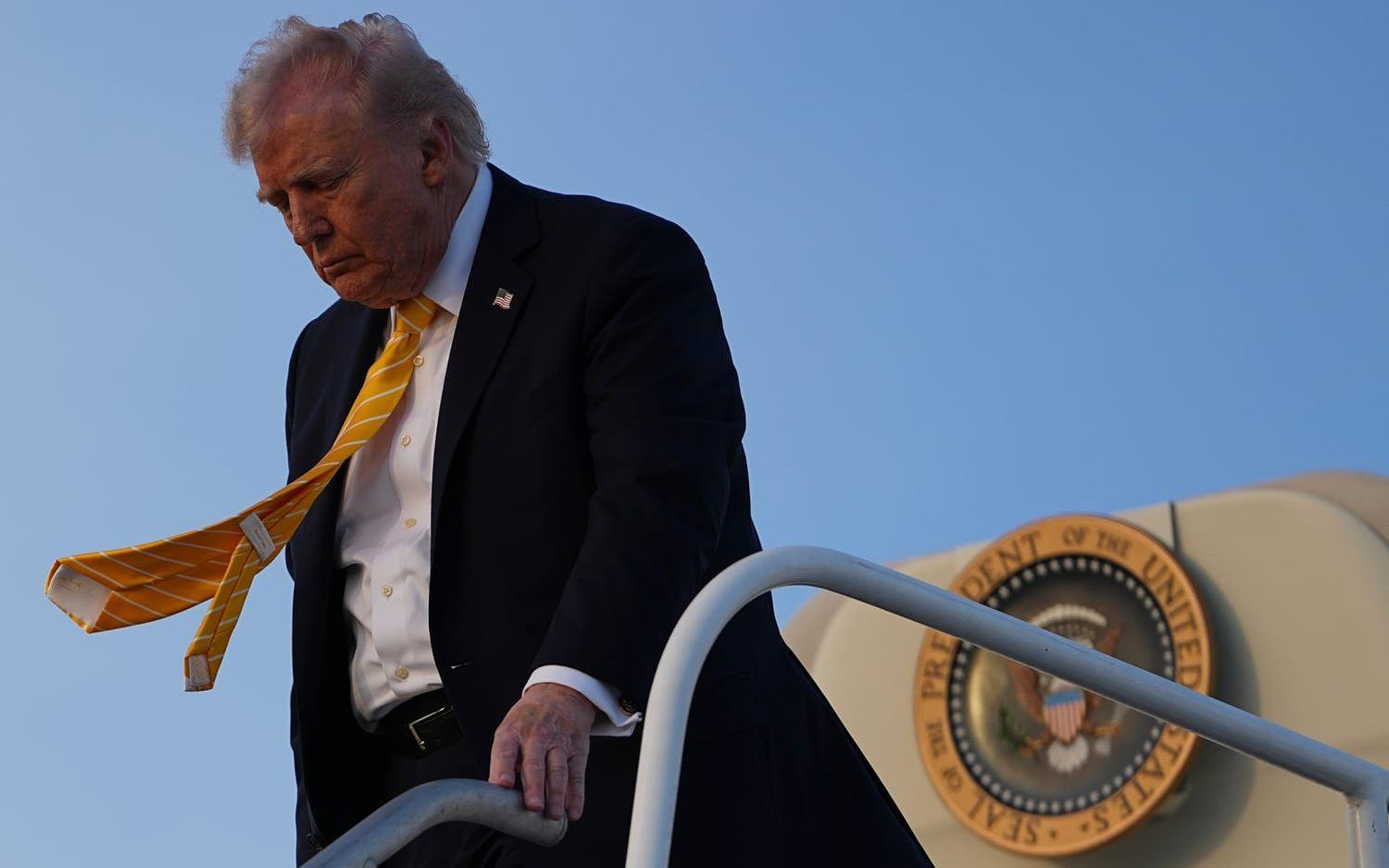 Donald Trump kliver av presidentplanet Air Force One på Miamis internationella flygplats under lördagen.