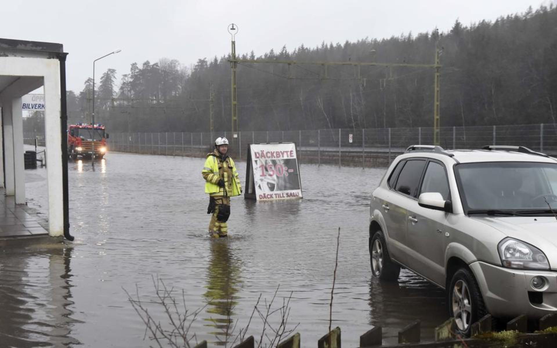 En väg blev översvämmad i Viskafors.