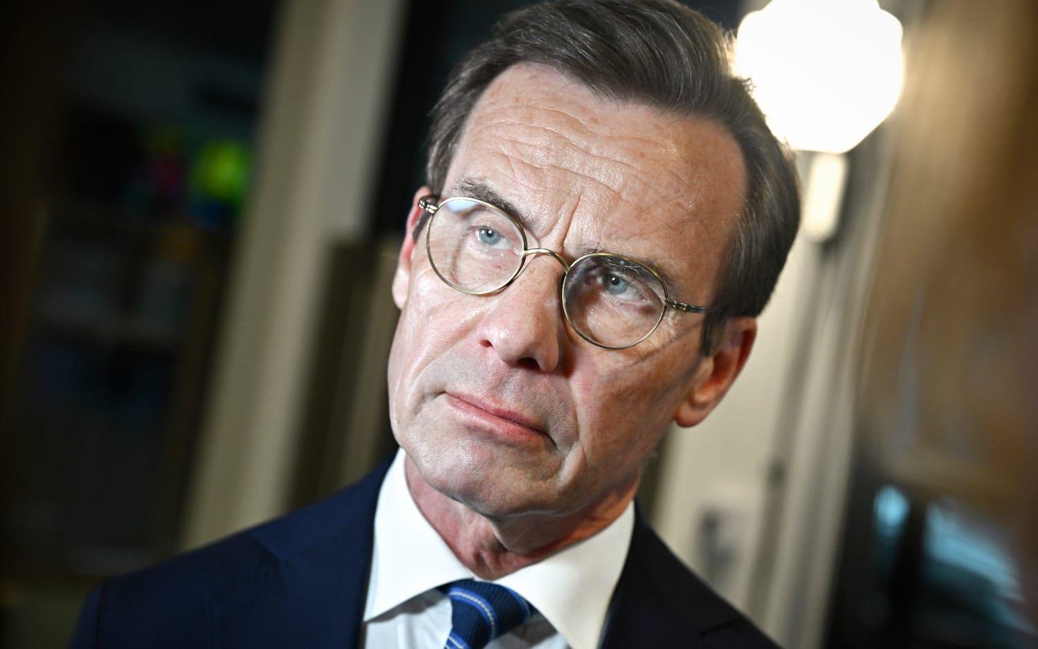 Moderaternas partiledare och statsminister Ulf Kristersson anländer till söndagskvällens partiledardebatt i SVT:s Agenda.