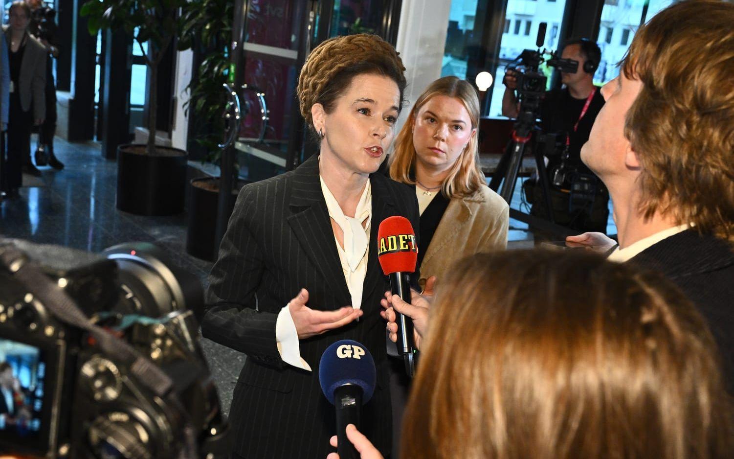 Miljöpartiets språkrör Amanda Lind anländer till söndagskvällens partiledardebatt i SVT:s Agenda.