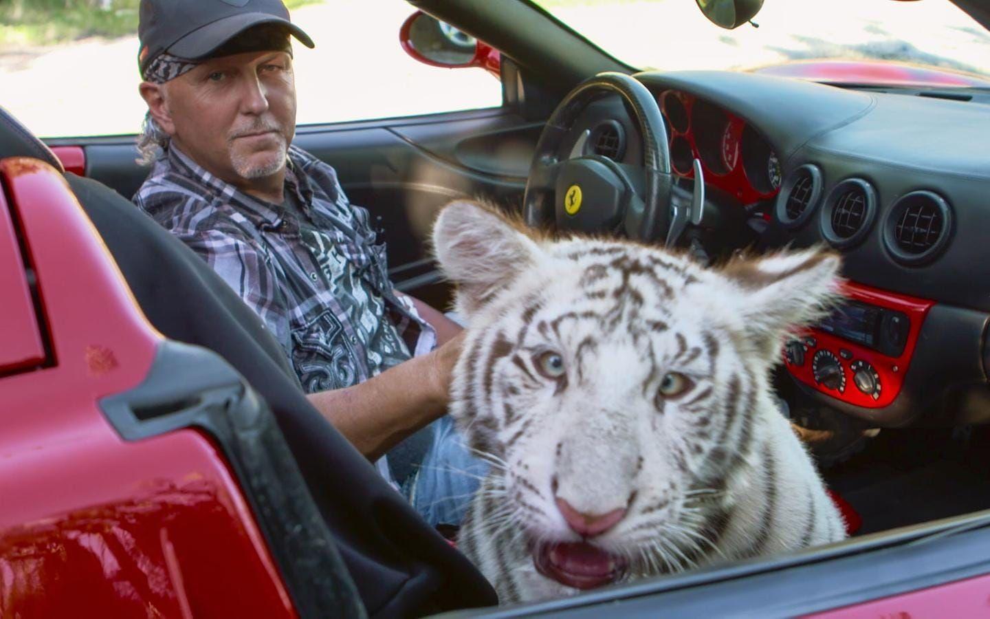 Jeff Lowe och hans fru Lauren Lowe misstänkts ha vanvårdat djuren. Jeff Lowe är tidigare affärspartner till Joe Exotic, huvudpersonen i serien ”Tiger King”.