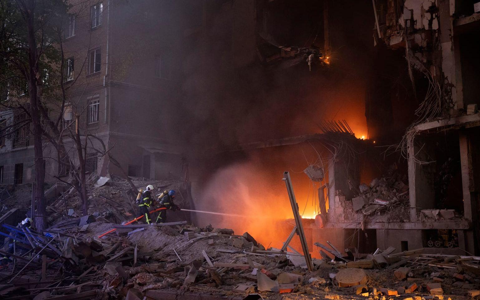 Brandmän bekämpar en brand i en byggnad i Kiev som träffats av rysk beskjutning på torsdagskvällen.