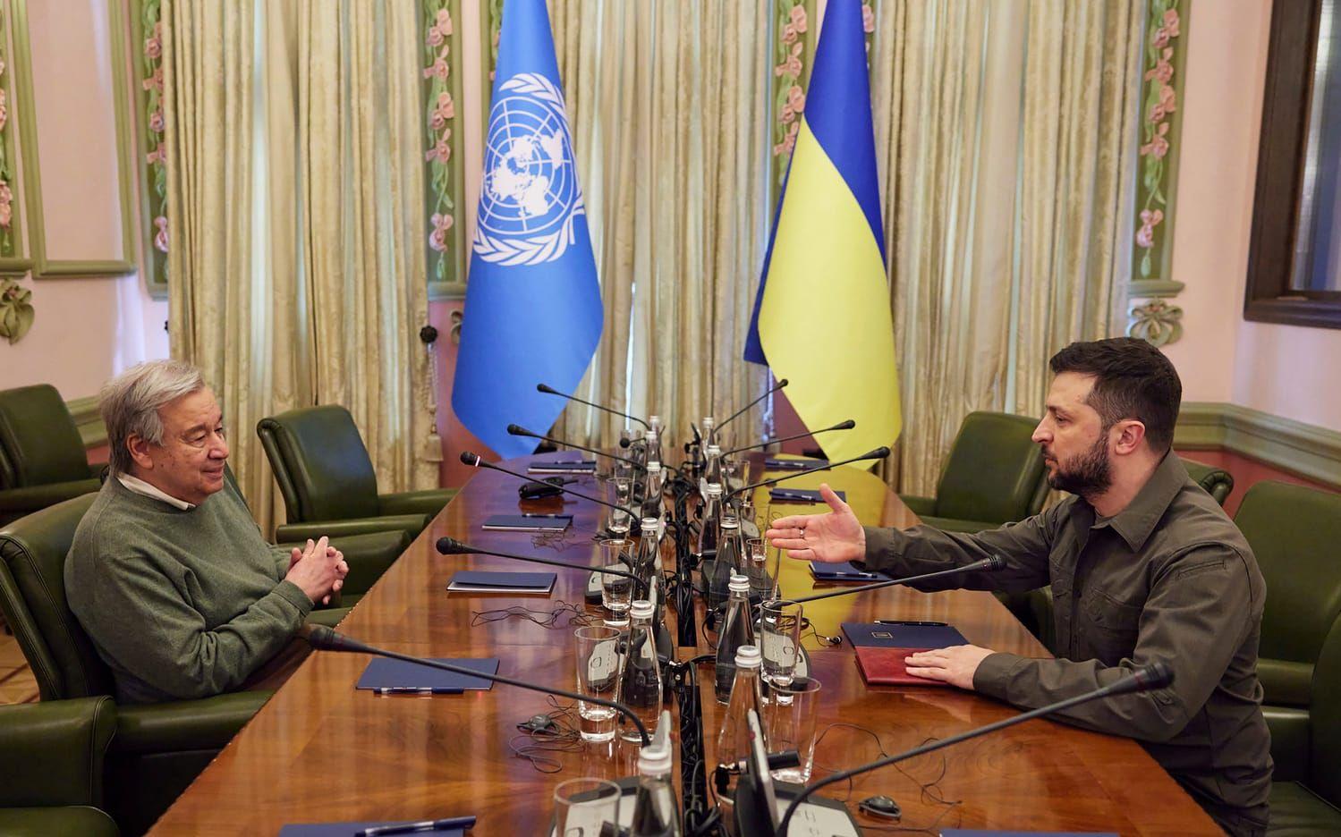 FN:s generalsekreterare António Guterres har träffat president Volodymyr Zelenskyj i Kiev.