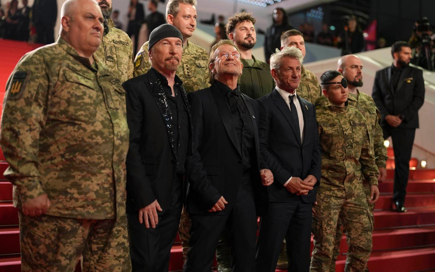 U2-gitarristen The Edge, Bono och Sean Penn tillsammans med ukrainska soldater.