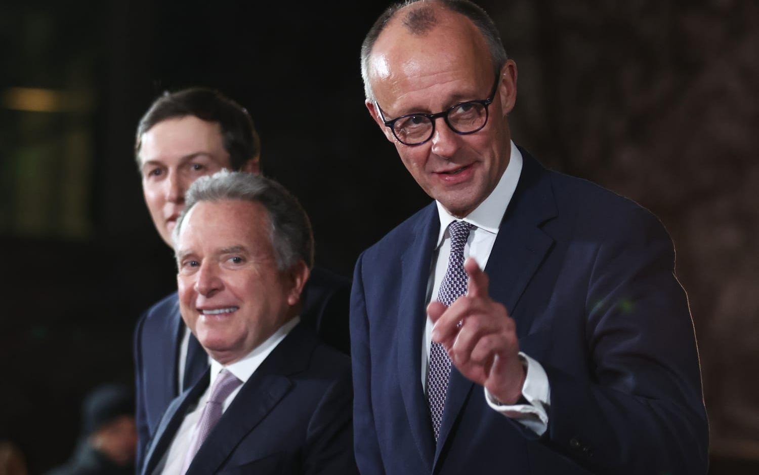 Tysklands förbundskansler Friedrich Merz välkomnar USA:s sändebud Steve Witkoff och Jared Kushner till middagen i Berlin.
