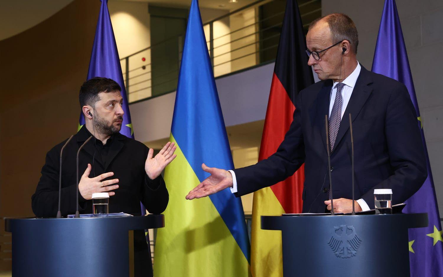 Ukrainas president Volodymyr Zelenskyj och Tysklands förbundskansler Friedrich Merz under sin presskonferens på måndagen.
