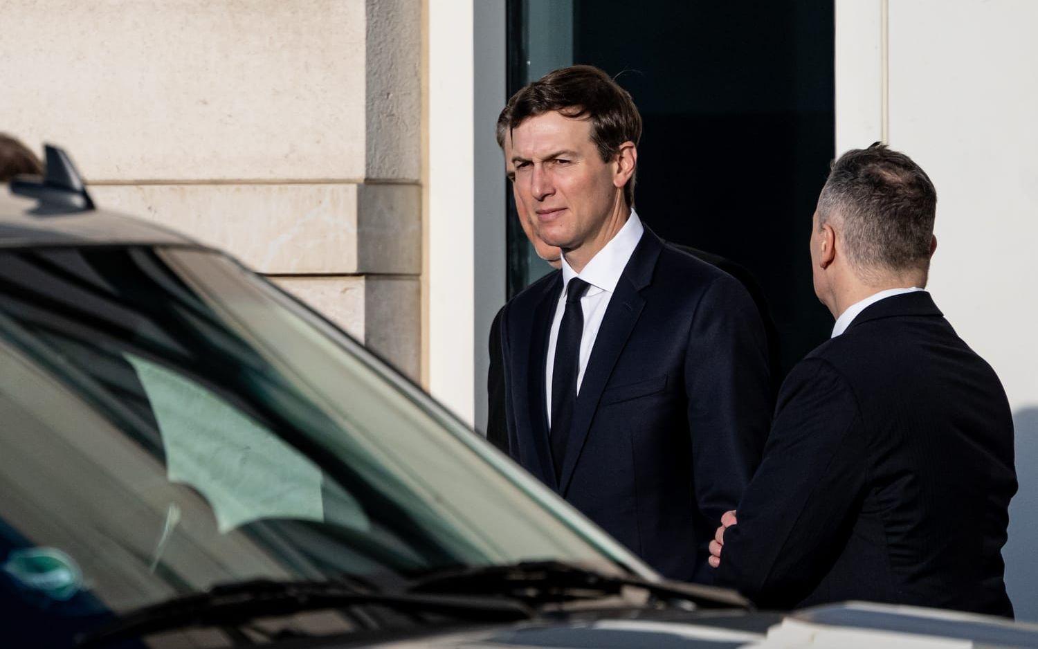 USA:s president Donald Trumps svärson Jared Kushner på väg ut från amerikanska ambassaden i Berlin under måndagen.