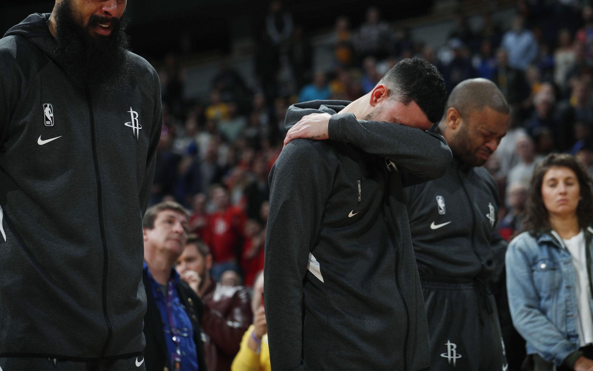 Spelare i Houston Rockets kunde inte hålla tillbaka tårarna under den tysta minuten som hölls för Kobe Bryant. 