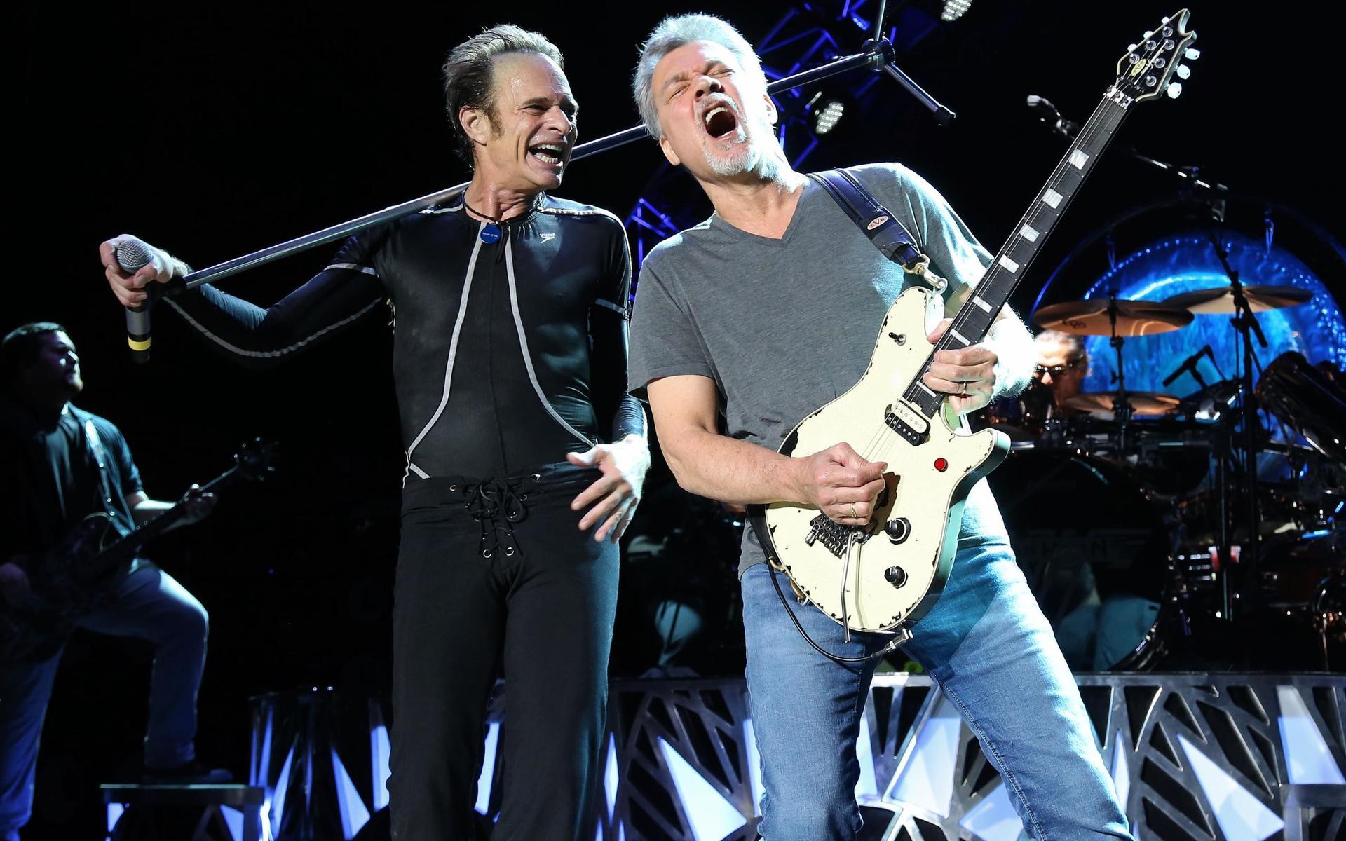David Lee Roth till vänster och Eddie Van Halen till höger 2015. Eddie Van Halen var under en lång period sjuk i strupcancer, något som till slut tog hans liv.