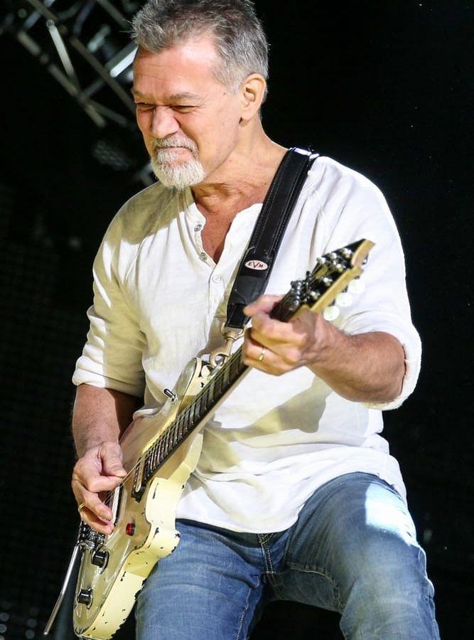 Eddie Van Halen uppträder 2015.