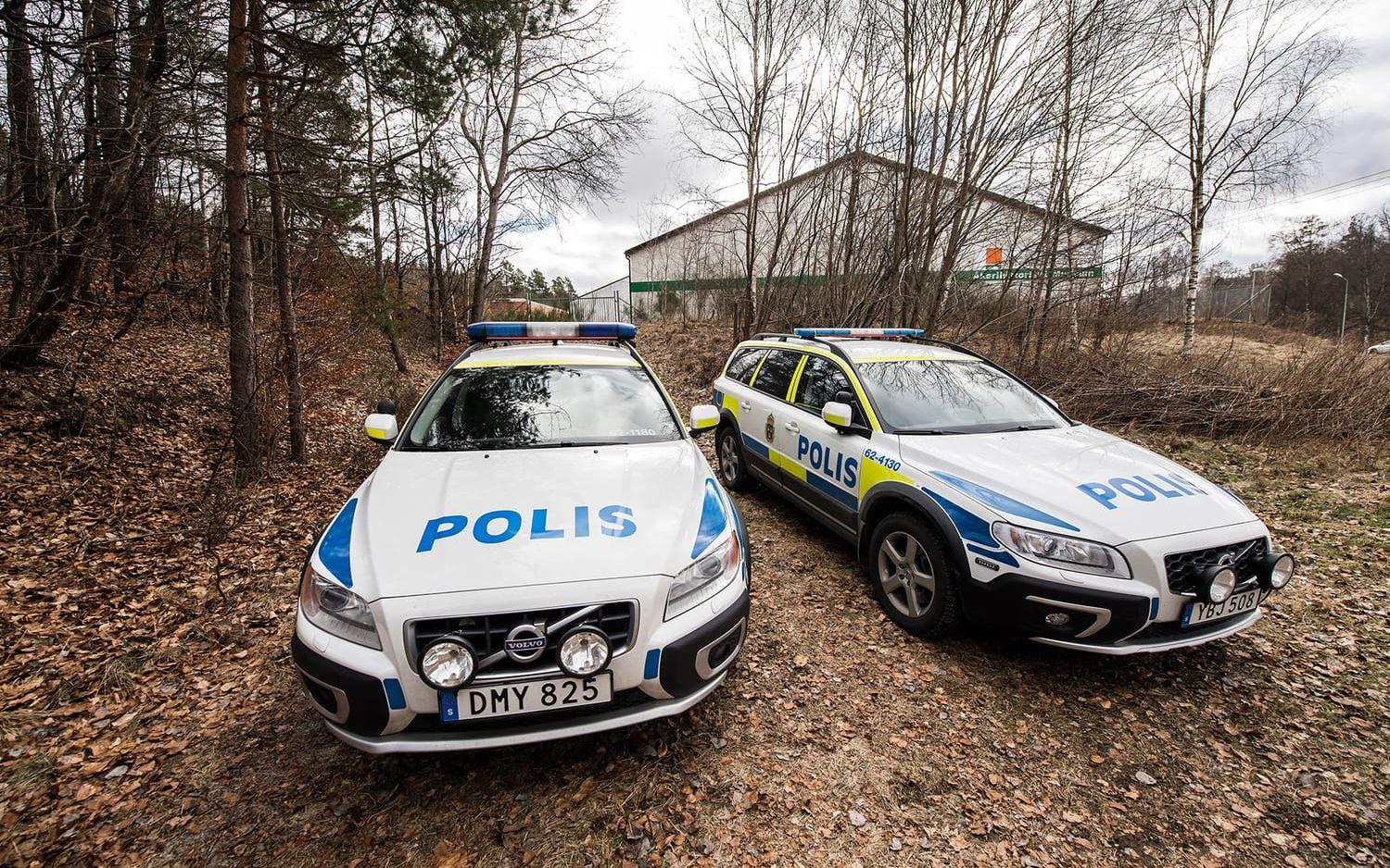 Polisen undersöker brottsplatsen i Olofström där en 13-årig pojke mördades. FOTO: TT