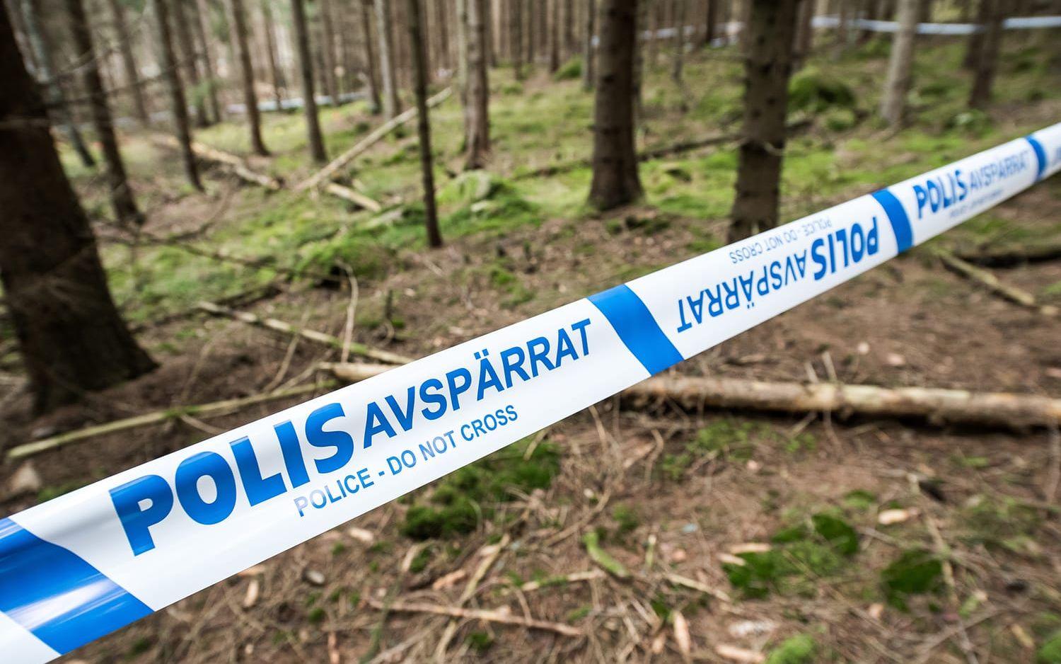 Polisen undersöker brottsplatsen i Olofström där en 13-årig pojke mördades. FOTO: TT