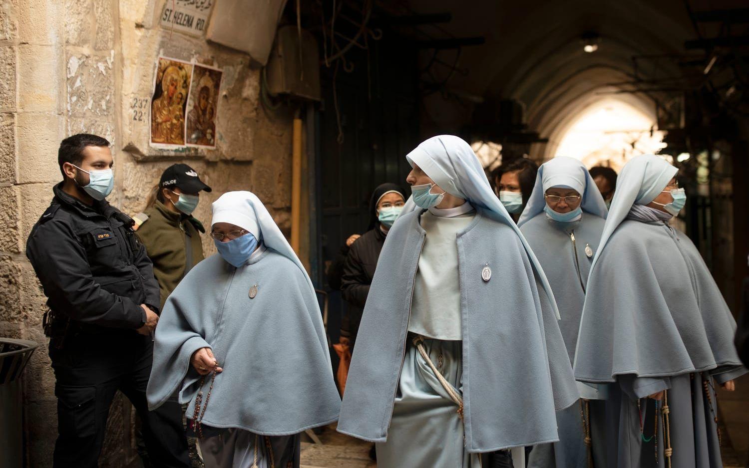 Nunnor tågar från heliga gravens kyrka i Jerusalem. 