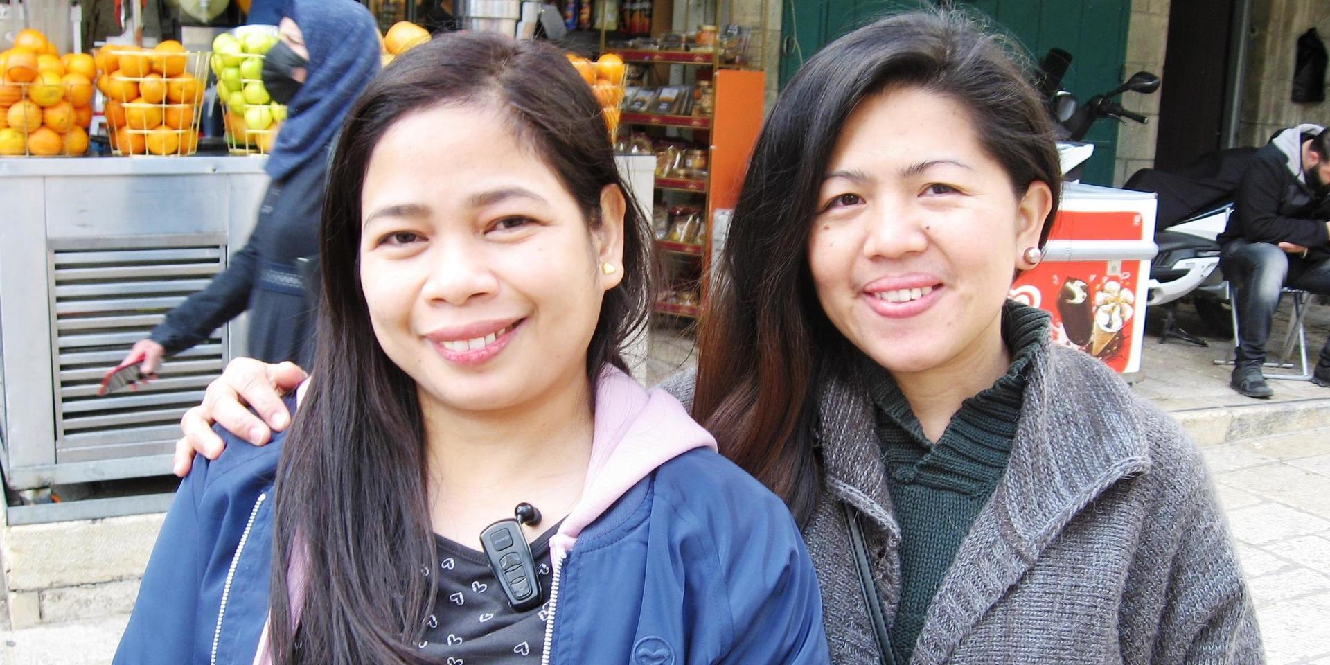 Alma Acandig och Grace Hermosa från Filippinerna går längs Via Dolorosa.
