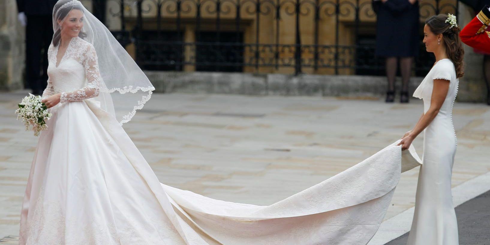Kate Middleton i sin bröllopsklänning med spets tillverkad av Sophie Hallette 