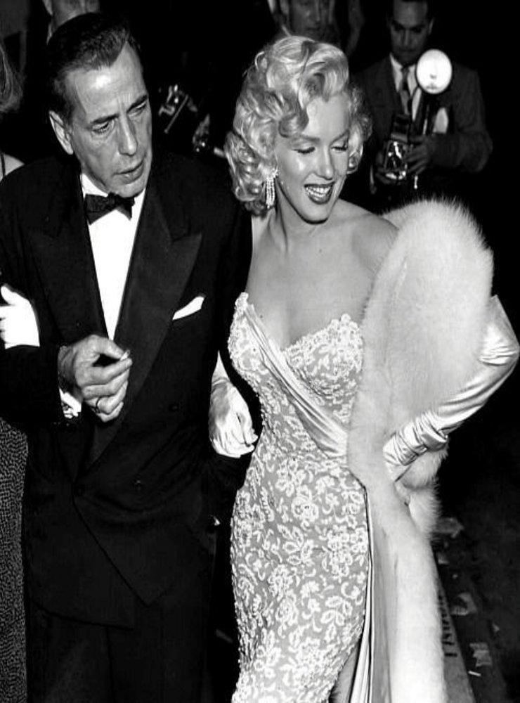 I november 1953 syntes Marilyn Monroe i en vit klänning med korsettliv i spets från Sophie Hallette. Det blev spetshusets internationella genombrott!