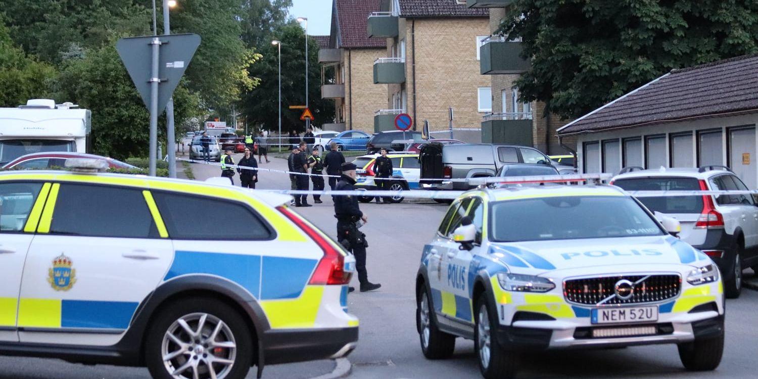 En person är anhållen misstänkt för mord efter att en kvinna avlidit i Falköping.