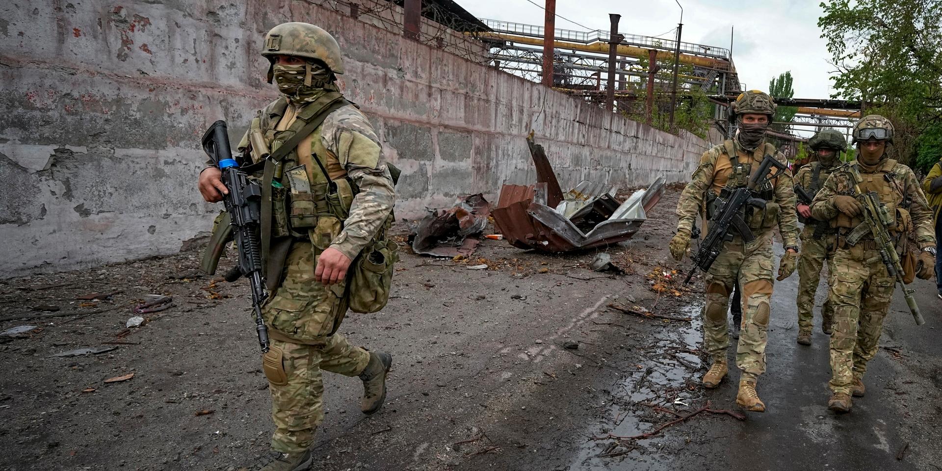 Lång tjänstgöring och brist på utbildning, stöd, mat och utrustning drar ner moralen hos de ryska soldaterna som slåss i Ukraina. 