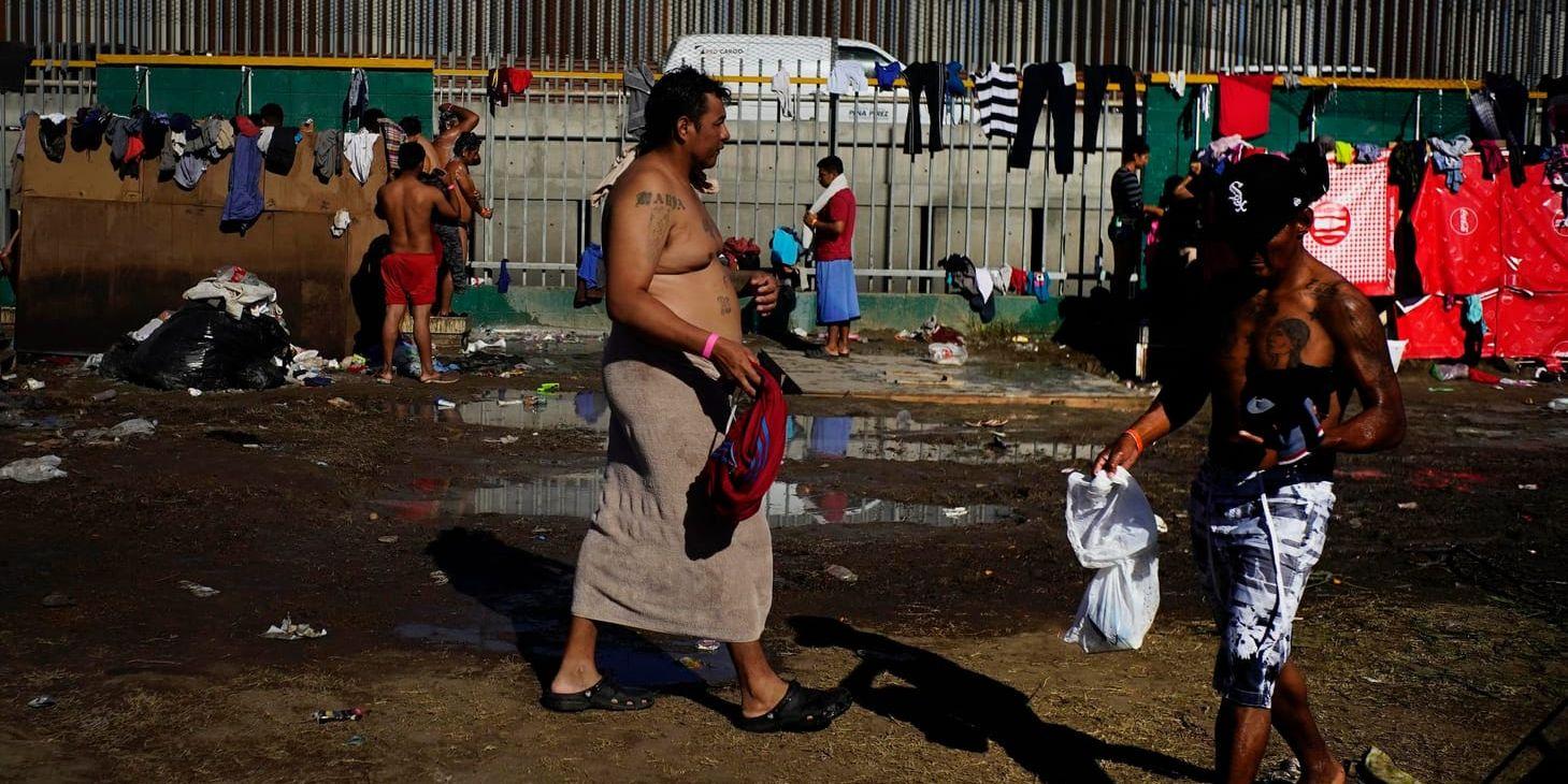 Människor som vandrat från Centralamerika på väg till USA har slagit läger i Tijuana, nära gränsen mot USA.