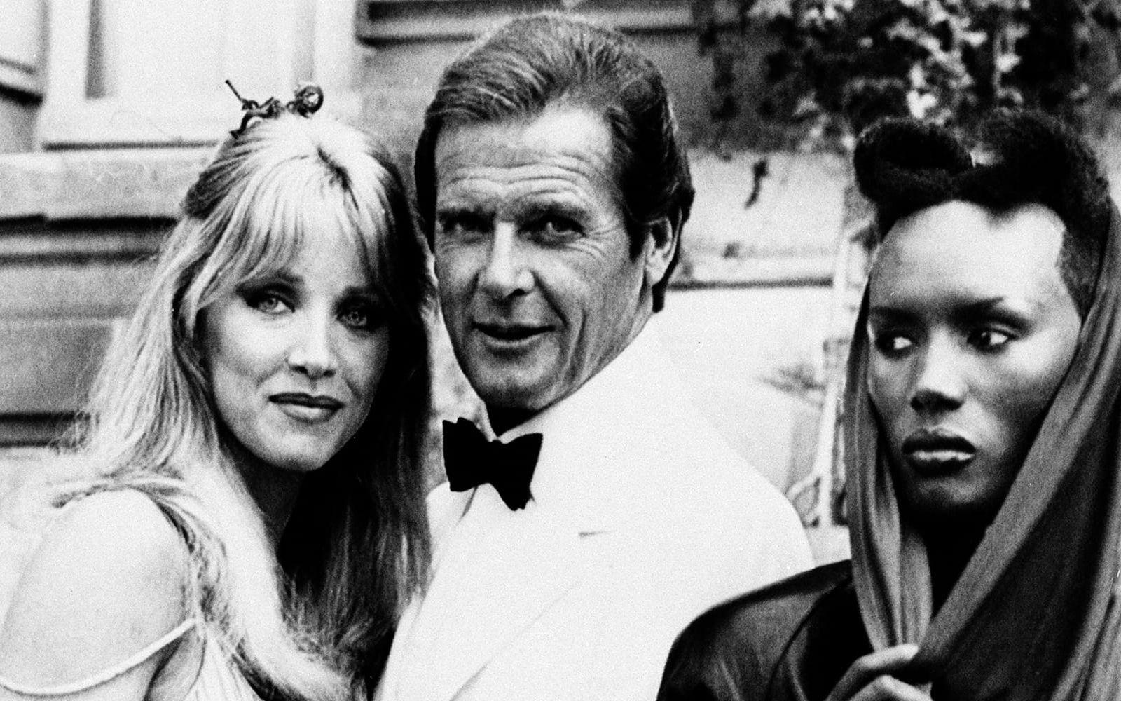 Tanya Roberts, Roger Moore och Grace Jones vid inspelningen av 'Levande måltavla' 1985. Arkivbild.