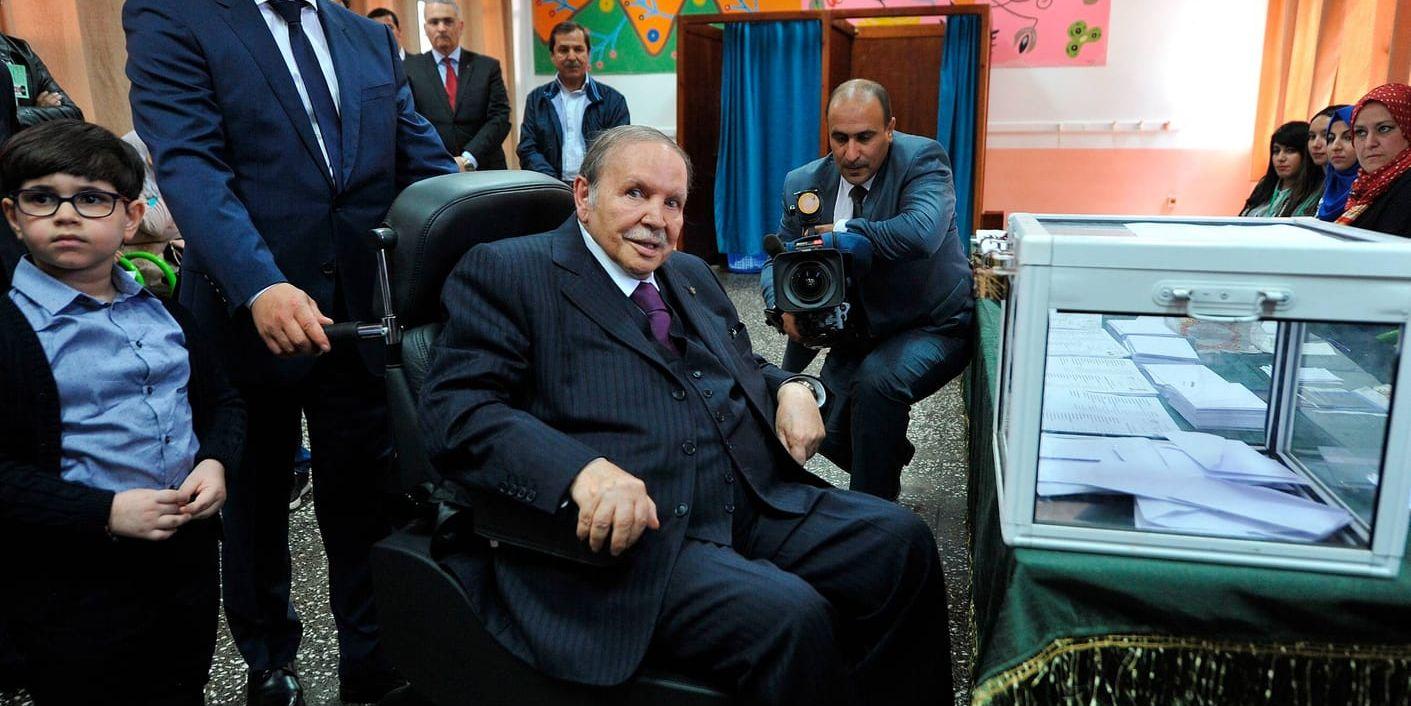 Algeriets mångårige president Abdelaziz Bouteflika röstade i en vallokal i Alger.