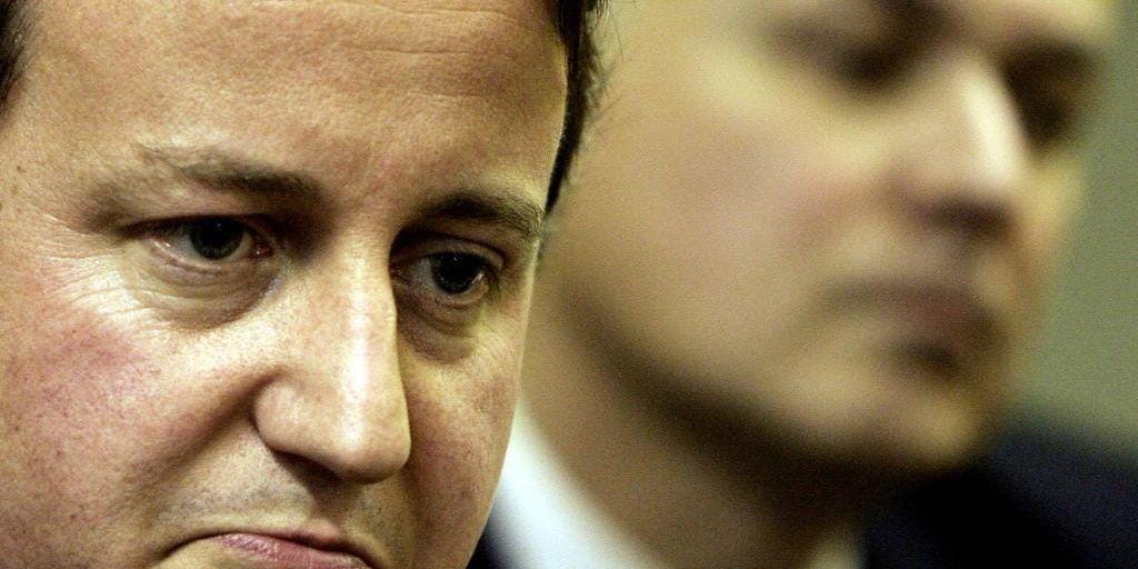 Premiärminister David Cameron med den upproriske Iain Duncan Smith i bakgrunden. Arkivbild.