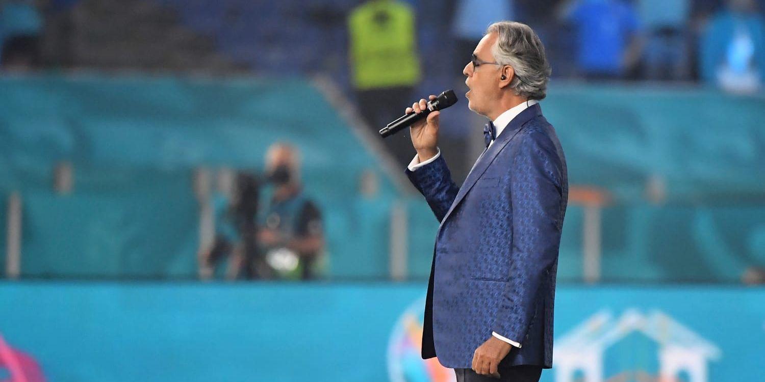 Den italienska tenoren Andrea Bocelli sjöng Puccinis aria 'Nessun dorma' under invigningen av fotbolls-EM i Rom under fredagen.