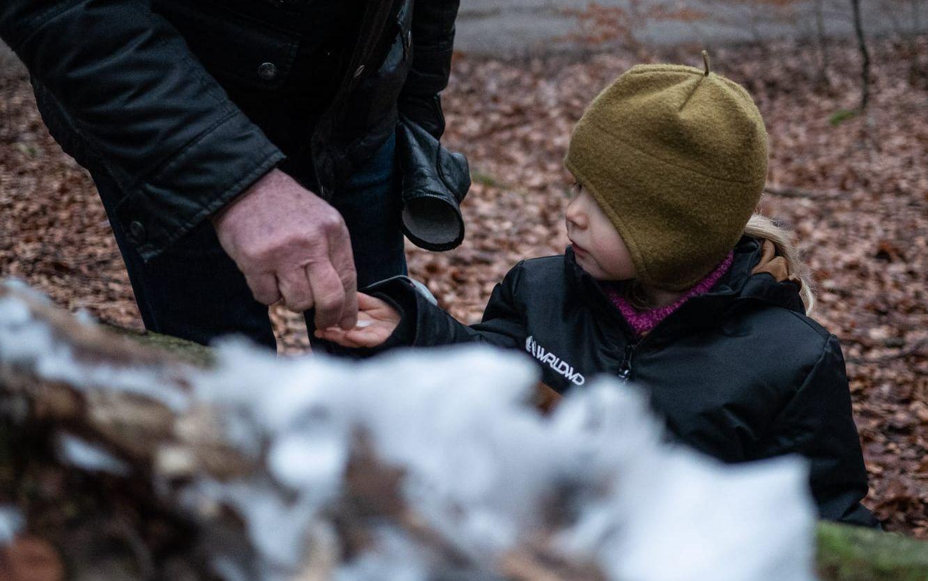 Både Annas pappa Bernt och dottern på 3,5 år fick följa med och känna på den märkliga isen. 
