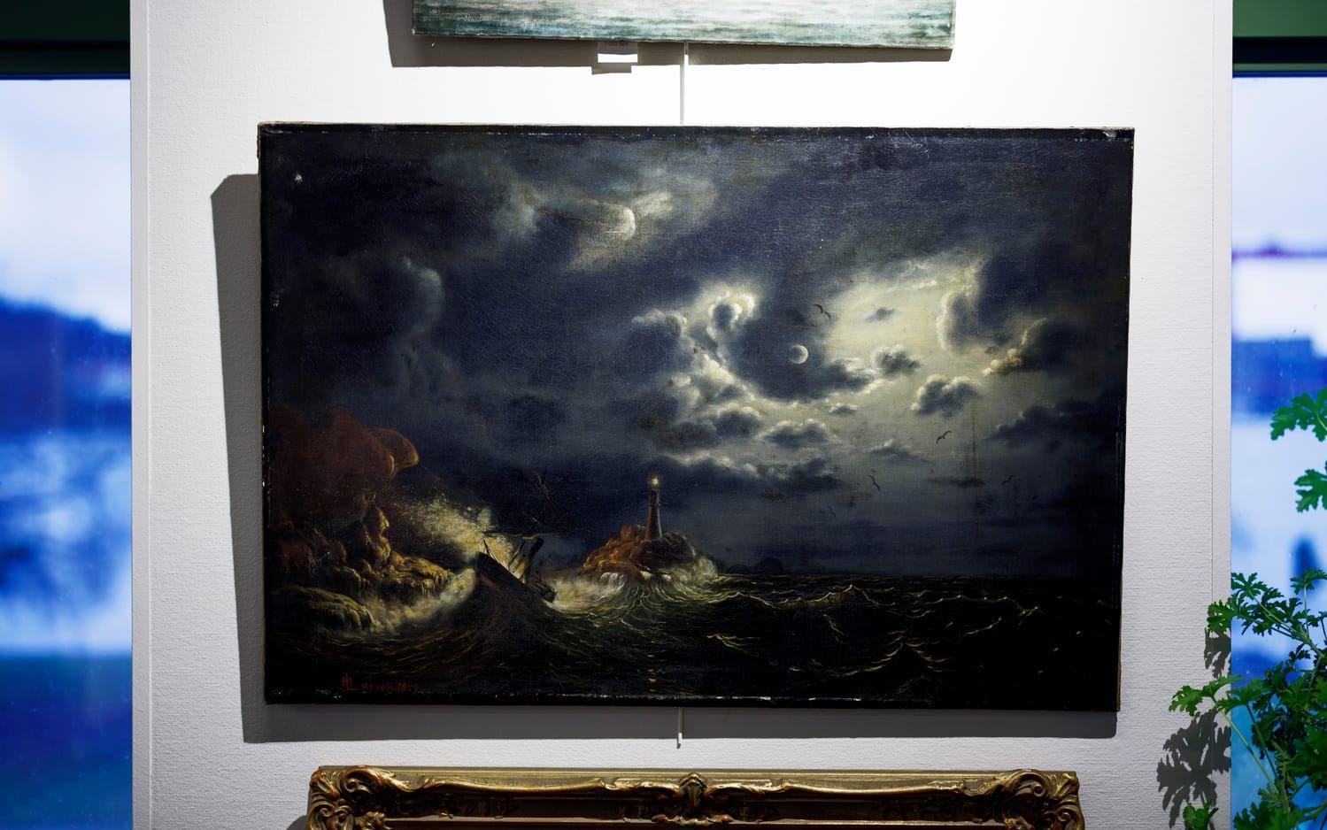 Marcus Larsons dramatiska oljemålning ”Hav i månsken med fyr och brinnande båt” från 1859 är ett av de mer värdefulla verken, värderat till 25 000 kronor.
