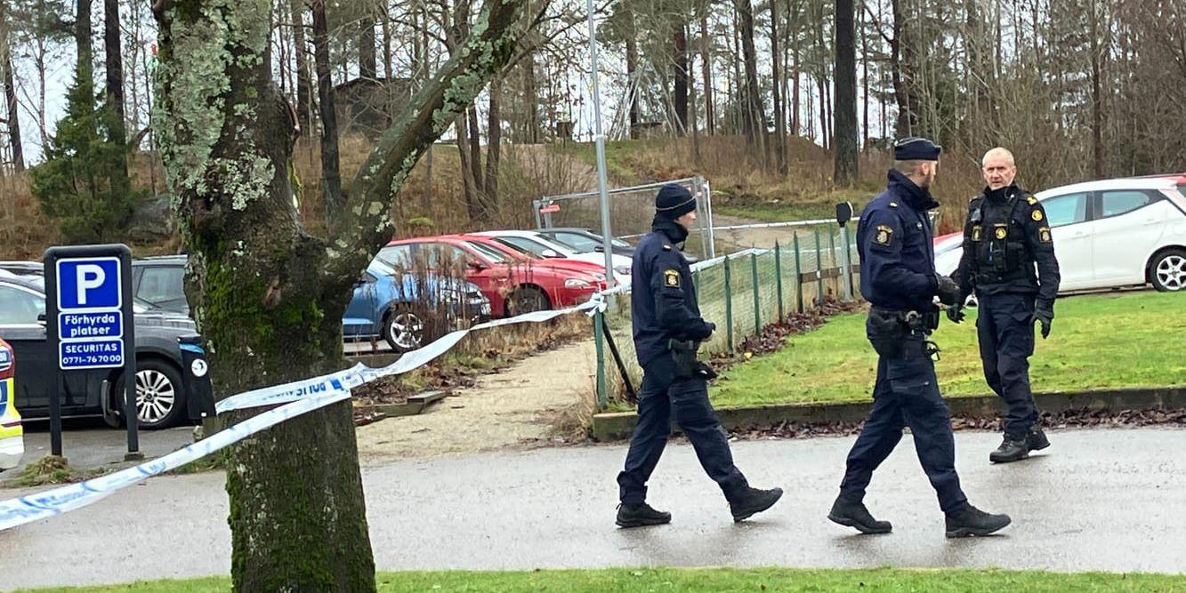 Ett stort område har spärrats av runt om ett lägenhetshus efter ett mordförsök i Borås.