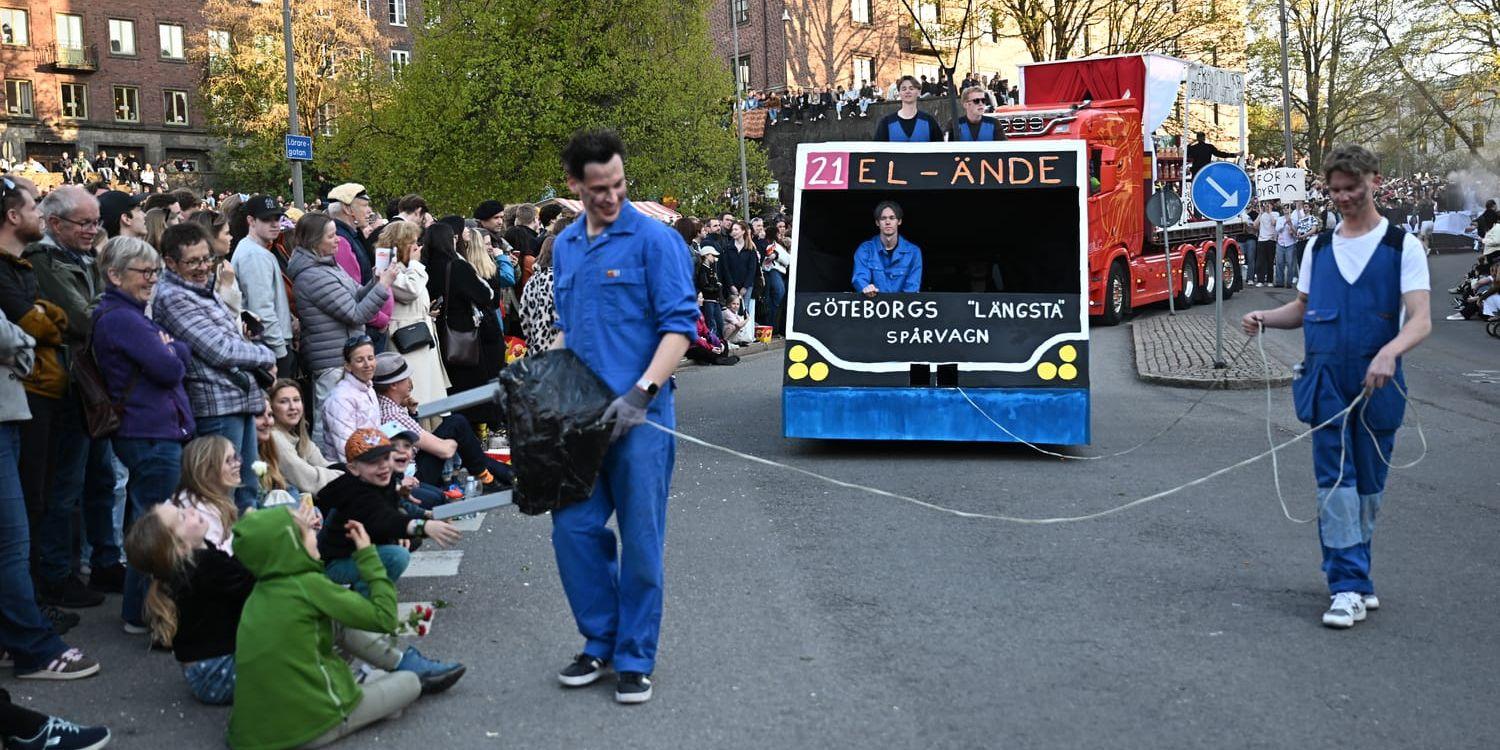 Två killar drar en ”spårvagn” i Chalmerscortègen