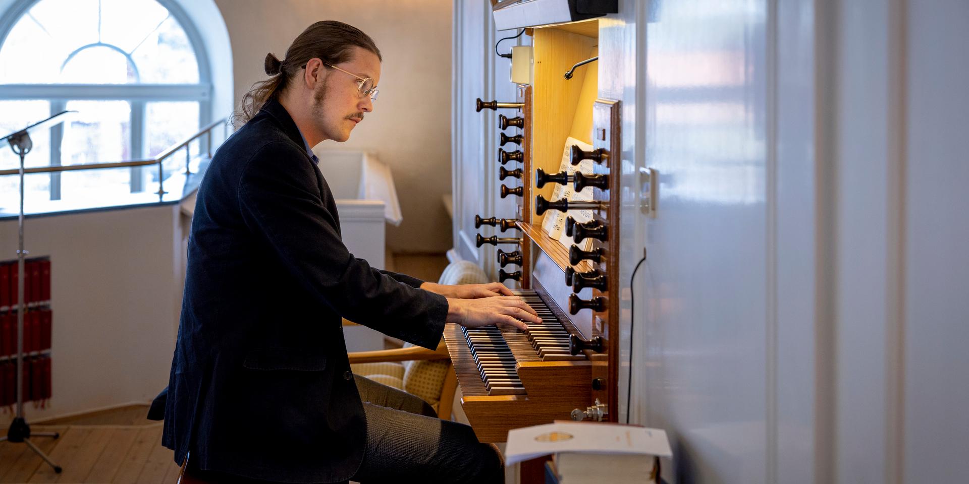  Vid sidan av livet som kyrkomusiker har Leander Franke också bedrivit musikforskning, något som nu övergått till en doktorandtjänst vid Åbo Akademi och innebär att han i höst lämnar Tölö. 