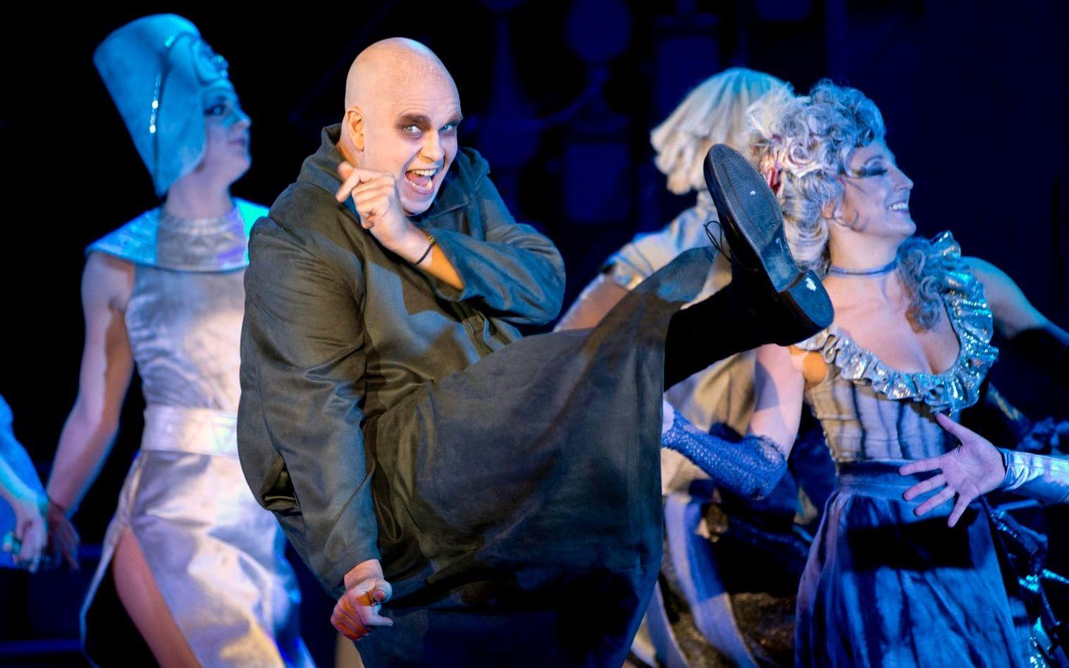 Under hösten 2013 spelades Familjen Addams på Lorensbergsteatern i Göteborg. Lasse Kronér gjorde rollen som Onkel Fester Bild: Adam Ihse/SCANPIX.