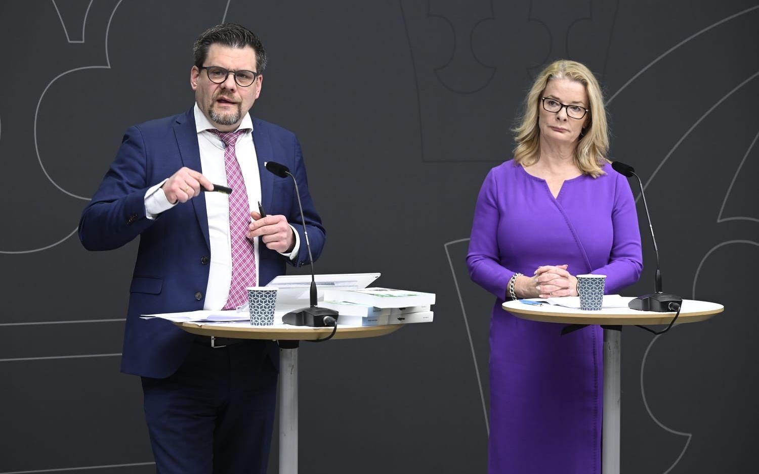 Regeringens särskilde utredare Jonas Trolle överlämnade på onsdagen ett delbetänkande till skolminister Lotta Edholm (L).