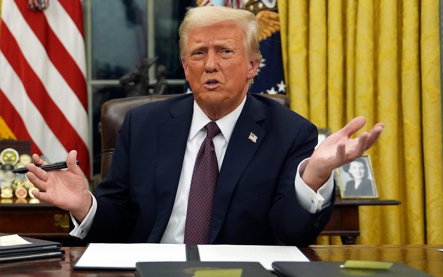 USA:s nytillträdde president Donald Trump i ovala kontoret i Vita huset på måndagen.