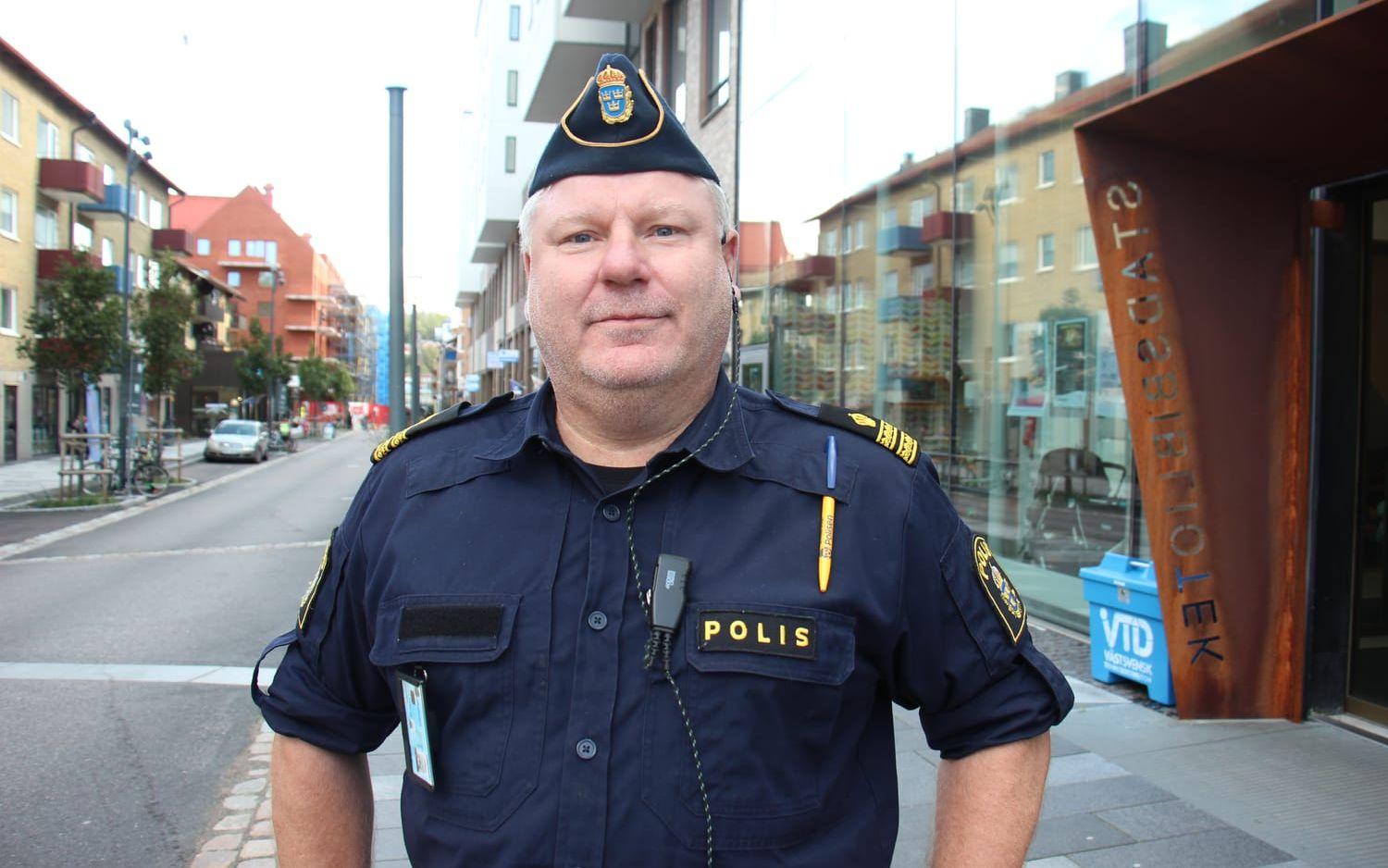 Niklas Svensson är kommunpolis i område Storgöteborg syd, där Härryda kommun ingår.